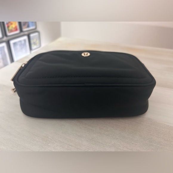 Lululemon Crossbody Camera Bag - 2L (black and gold) - Picture 4 of 7